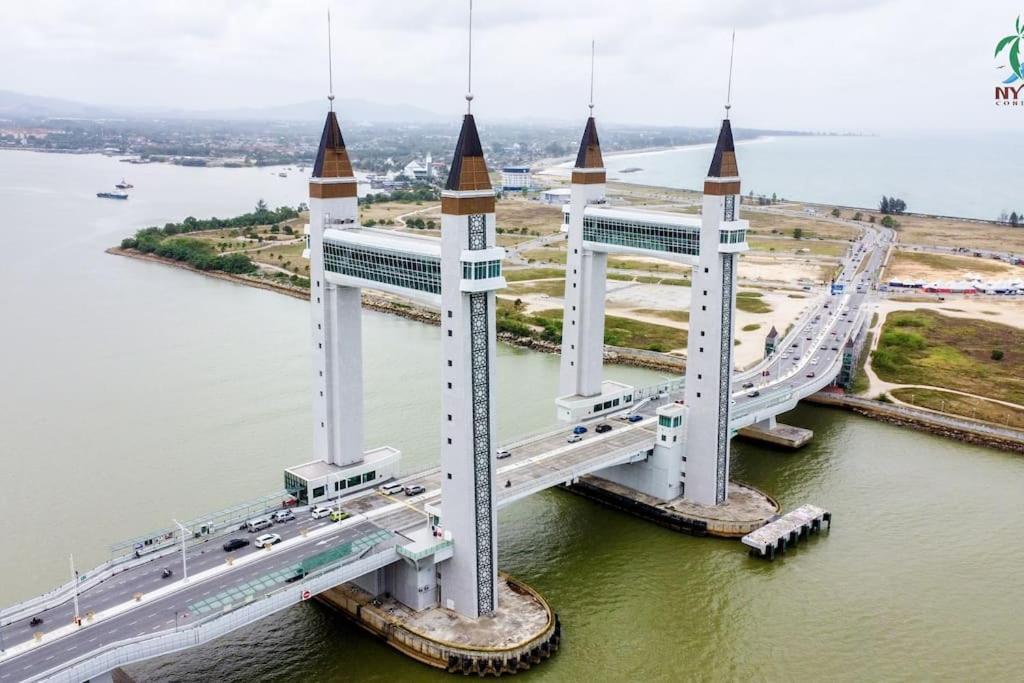 New Drawbridge Condo With Seaview And Pool Kuala Terengganu Esterno foto